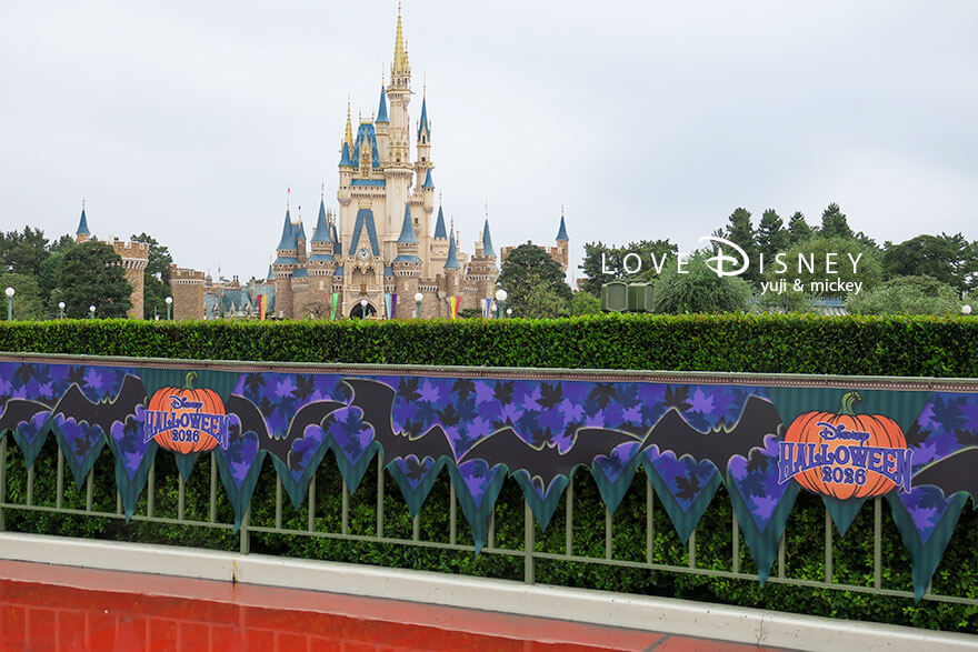 ディズニー・ハロウィーン2026 TDL デコレーション パートナーズ像周辺