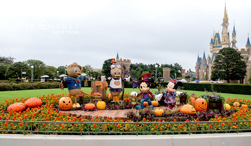 ディズニー・ハロウィーン2026 TDL デコレーション プラザ内にあるプロップス ミッキーとミニー（その1）
