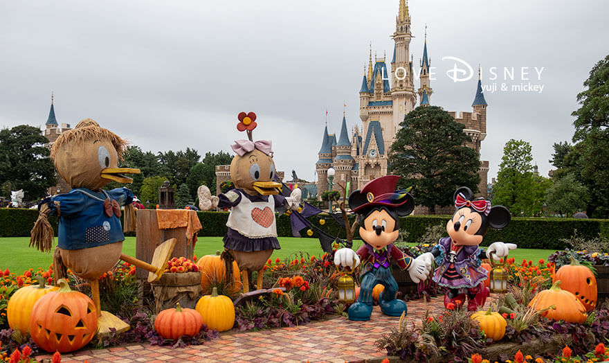ディズニー・ハロウィーン2026 TDL デコレーション プラザ内にあるプロップス ミッキーとミニー（その2）