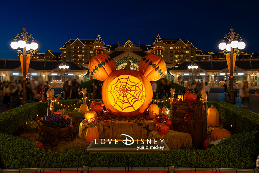 ディズニー・ハロウィーン2026 TDL デコレーション 夜景 ワールドバザール入口前にあるプロップス（その1）