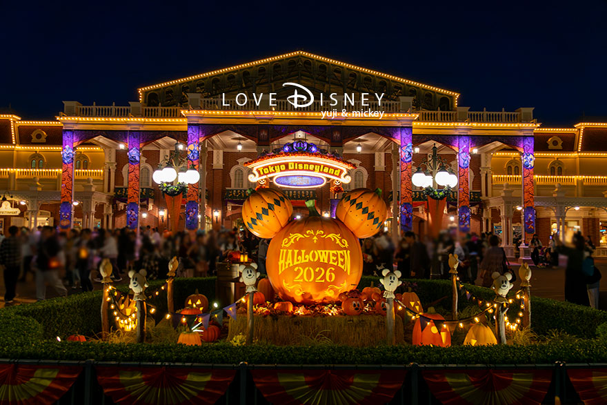 ディズニー・ハロウィーン2026 TDL デコレーション 夜景 ワールドバザール入口前にあるプロップス（その2）