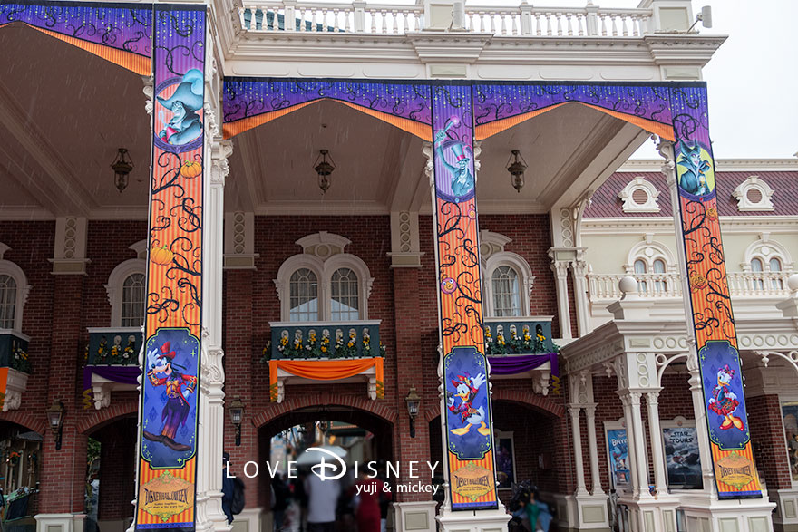 ディズニー・ハロウィーン2026 TDL デコレーション ワールドバザール入口 ミッキー＆フレンズのバナー（その1）
