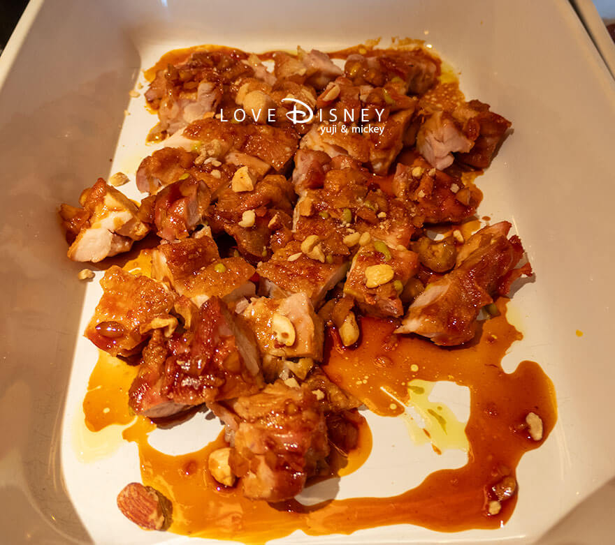 ベッラヴィスタ・ラウンジ 朝食 温かい料理（チキンのインパデッラ栗とナッツ）