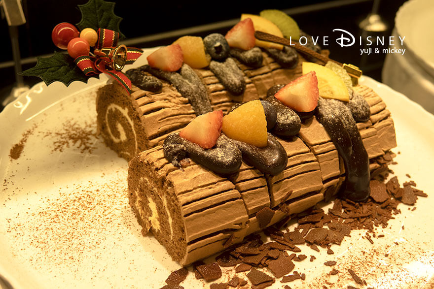 ディズニーアンバサダーホテル、シェフ・ミッキー「ディズニー・クリスマス2025ディナーブッフェ」デザート(ブッシュ・ド・ノエル)