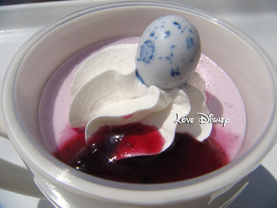 ランド・今限定のデザート！ブルーベリームース、ピーナッツチョコレート添え、スーベニアカップ付き