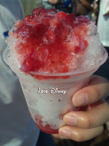 ランド・今限定のスィーツ！シェイブアイス・ストロベリーミルク