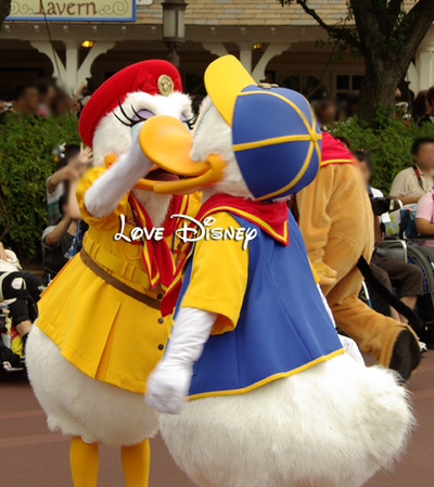 ドナ＆デイジーのキス画像！ナミナミナ