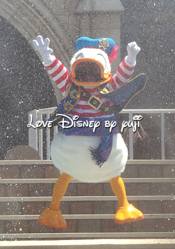 パイレーツ衣装でずぶ濡れドナルド