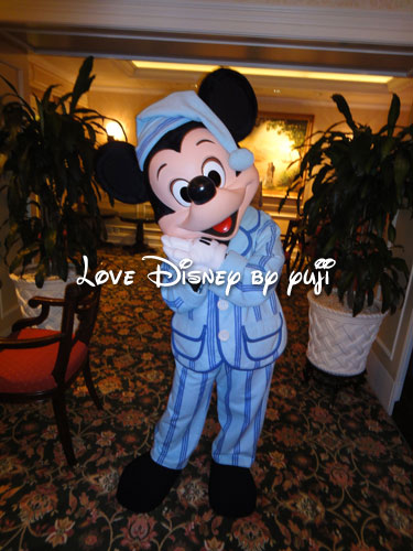 パジャマ姿のミッキー画像！グリーティング
