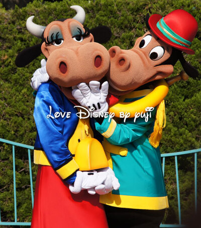 キス画像！30周年パレード・ハピネス・イズ・ヒア