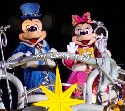 ツリーをバックにカラーオブクリスマス！東京ディズニーシー