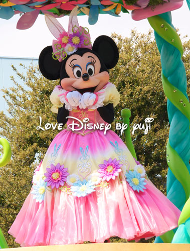 トゥモローランドのイン側で撮影したミニー画像！ヒッピティ・ホッピティ・スプリングタイム