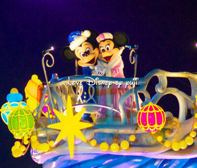 カラーオブクリスマスのミッキーとミニー画像＆「ディズニープリンセスのビニール傘」情報