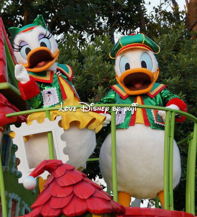 雪で遊ぶドナルド＆デイジー！ディズニー・サンタヴィレッジ・パレード