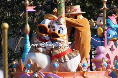 ドナルドとデイジーのキス画像！ハピネス・イズ・ヒア（パートナーズ像横から撮影）