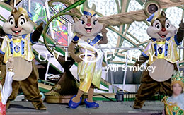 ザンビーニ・ブラザーズ・リストランテ前で撮影した「夜回のクリスタル・ウィッシュ・ジャーニー～シャイン・オン！～」