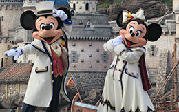 「イッツ・クリスマスタイム！」、ミッキー広場の出演キャラクターと演出