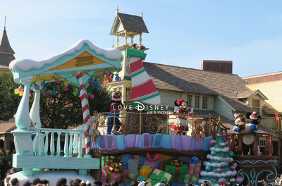 ファンタジーランドのミッキーフロートの停止位置で撮影した「ディズニー・クリスマス・ストーリーズ2018」