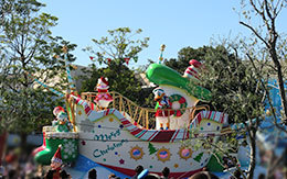 プラザのドナルドフロート停止位置で撮影した「ディズニー・クリスマス・ストーリーズ2018」