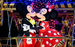 エレクトリカルパレードでミッキーとミニーがキス？今だけの特別バージョン