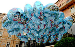 フライトジャケット姿のミッキー達がプリントされた「ソアリングッズ（ポップコーンバケット、風船など）」