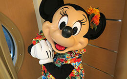 「ディズニークルーズ地中海+ローマ」旅行記〜2日目（アロハシャツ姿のキャラクターグリーティング）〜