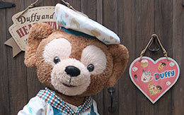 ハートウォーミング・デイズの衣装を着たダッフィーとシェリーメイ グリーティング