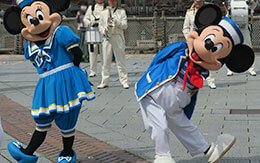 東京ディズニーシー・マリタイムバンドと一緒に登場するミート＆スマイル衣装のミッキーとミニー