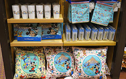 多くのディズニーキャラクターがプリントされた「グッズ＆お菓子」紹介