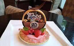 ハイピリオン・ラウンジ「東京ディズニーシー20周年：タイム・トゥ・シャイン！グランドフィナーレケーキセット（後期）」