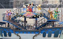 ミッキー広場で撮影した40周年記念エンターテインメント「レッツ・セレブレイト・ウィズ・カラー」紹介