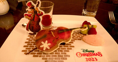 コントラバスを弾いているグーフィーがデザートに登場！ドリーマーズ・ラウンジ「ディズニー・クリスマス、ディナーセット」