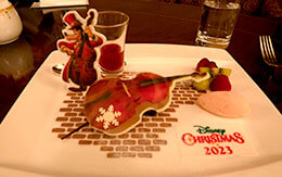 コントラバスを弾いているグーフィーがデザートに登場！ドリーマーズ・ラウンジ「ディズニー・クリスマス、ディナーセット」