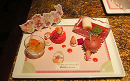 苺をふんだんに使用したデザートプレートが可愛い「ダッフィー＆フレンズのハートフェルト・ストロベリーギフト チャイニーズ・ティータイム」