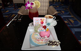 ハイピリオン・ラウンジで夏限定スイーツ登場｜チップ＆デールのケーキ＆ドリンク紹介