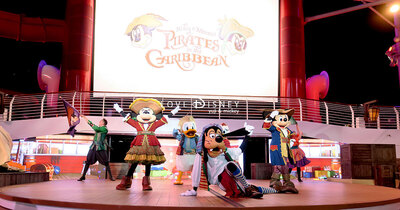 海賊姿のミッキー＆フレンズに会える！ウィッシュ号「パイレーツナイトショー」徹底レポ